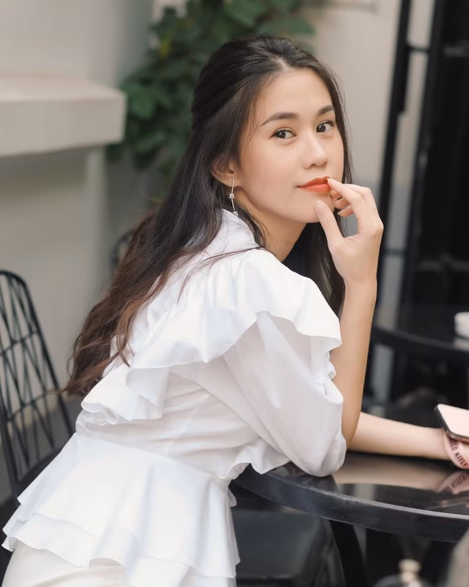 Ngọc Thảo (tên thật là Lê Trương Ngọc Thảo) là hot girl Việt có tiếng, được chú ý sau khi trở thành quán quân Ngôi sao Thời trang. Thời điểm đó, cô nàng là gương mặt quen thuộc trên các tạp chí dành cho lứa tuổi học sinh. Dù đã chạm mốc 30, cô nàng vẫn có ngoại hình trẻ trung, nhí nhảnh.