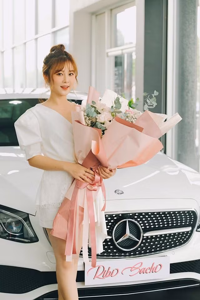 Mới đây, trên trang cá nhân của mình, hot girl Ribi Sachi khoe mới tậu xế hộp tiền tỷ đến từ thương hiệu Mercedes khiến người hâm mộ phải trầm trồ.