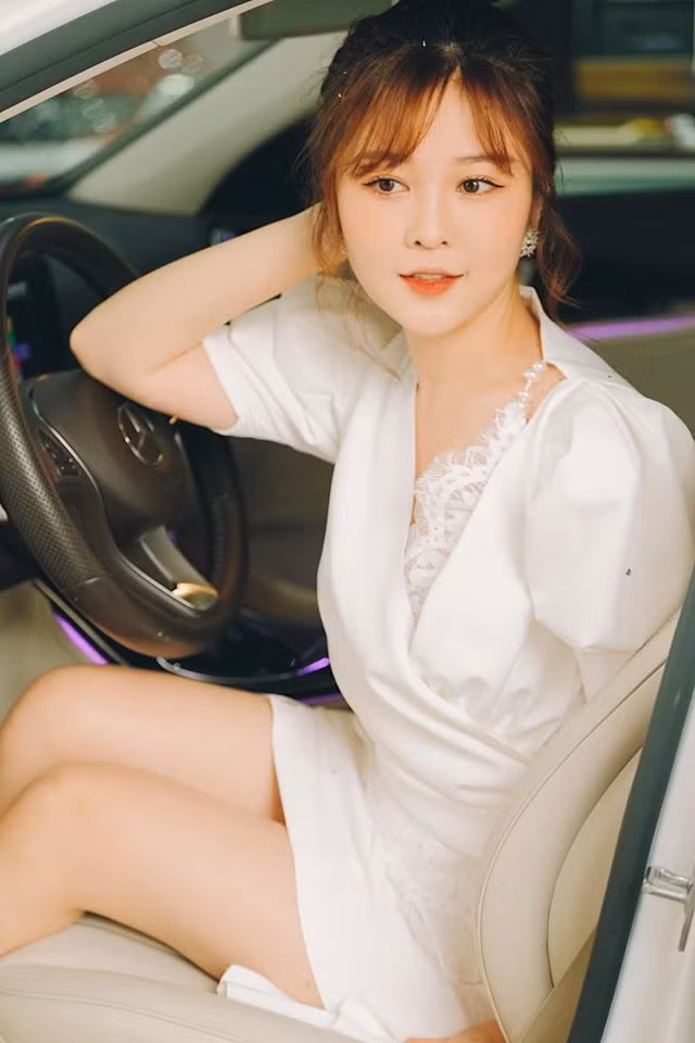 Ở tuổi 30, cô nàng đã tự mình tậu xế hộp hạng sang, đây là điều không phải ai cũng làm được.