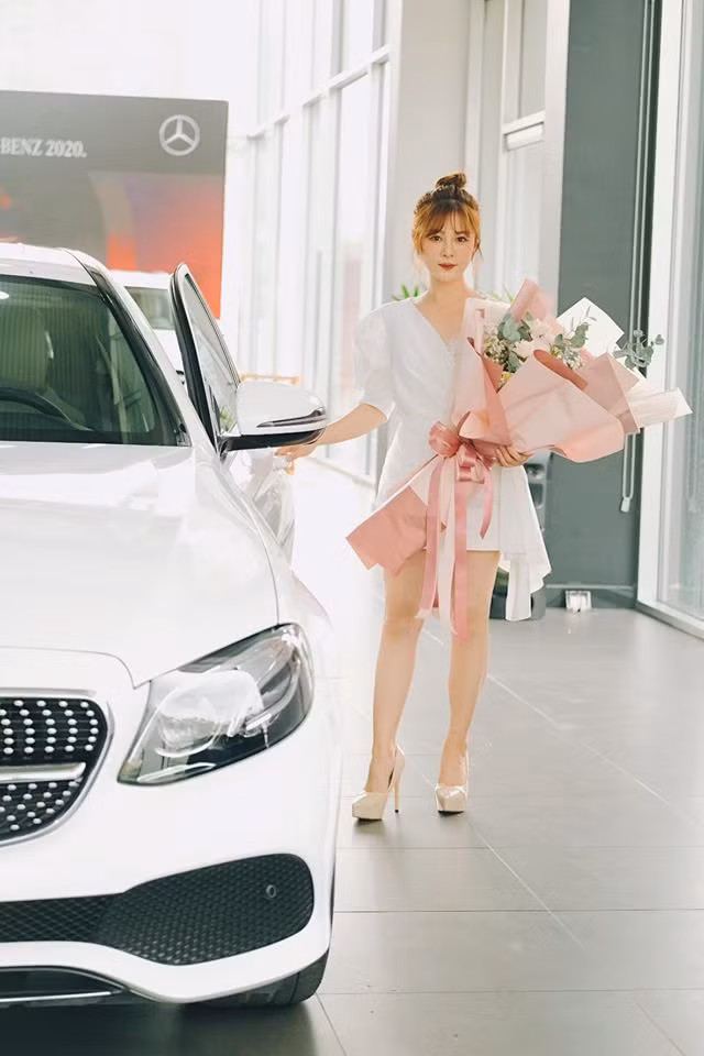 Bên dưới bài viết, nhiều bạn bè, dâng mạng gửi lời chúc mừng tới Ribi Sachi đồng thời khen ngợi cô nàng vừa đẹp vừa giỏi: "Chúc mừng chị, 30 tuổi đã có xe hơi, nhà riêng rồi, giỏi quá", "Xe này chắc cũng phải đôi tỷ đấy nhỉ?".