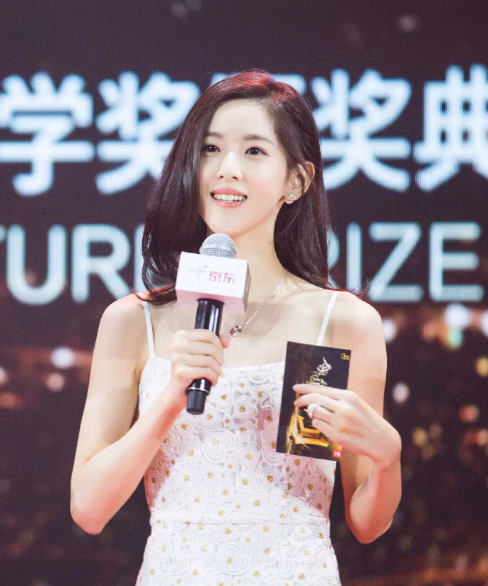 Mới đây nhất, thông tin cô trở thành nữ tỷ phú trẻ tuổi nhất Trung Quốc đã khiến không ít người ngỡ ngàng và ngưỡng mộ.
