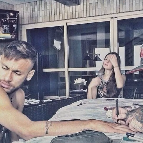 Mới đây, bức ảnh Neymar và Camila dẫn nhau đi xăm mình được các cư dân mạng liên tục truyền tay nhau.