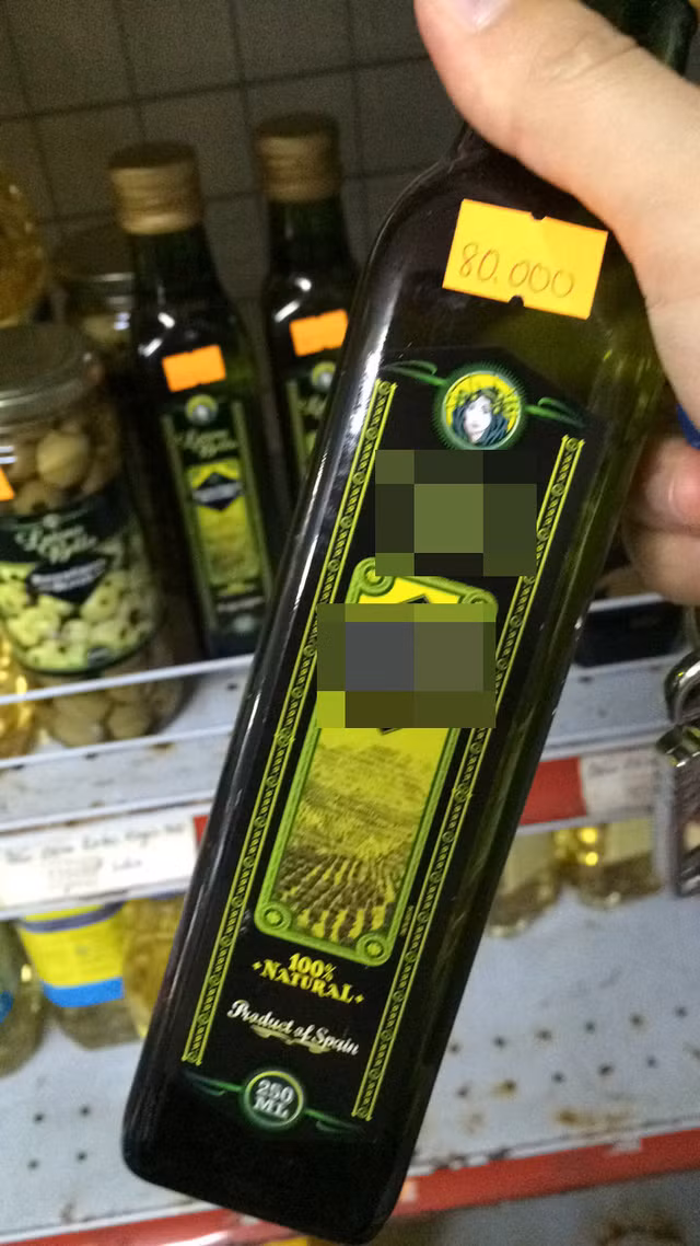 Chai dầu oliu có mác nhập khẩu Tây Ban Nha, loại 250ml có giá 80.000đ/chai ở siêu thị.