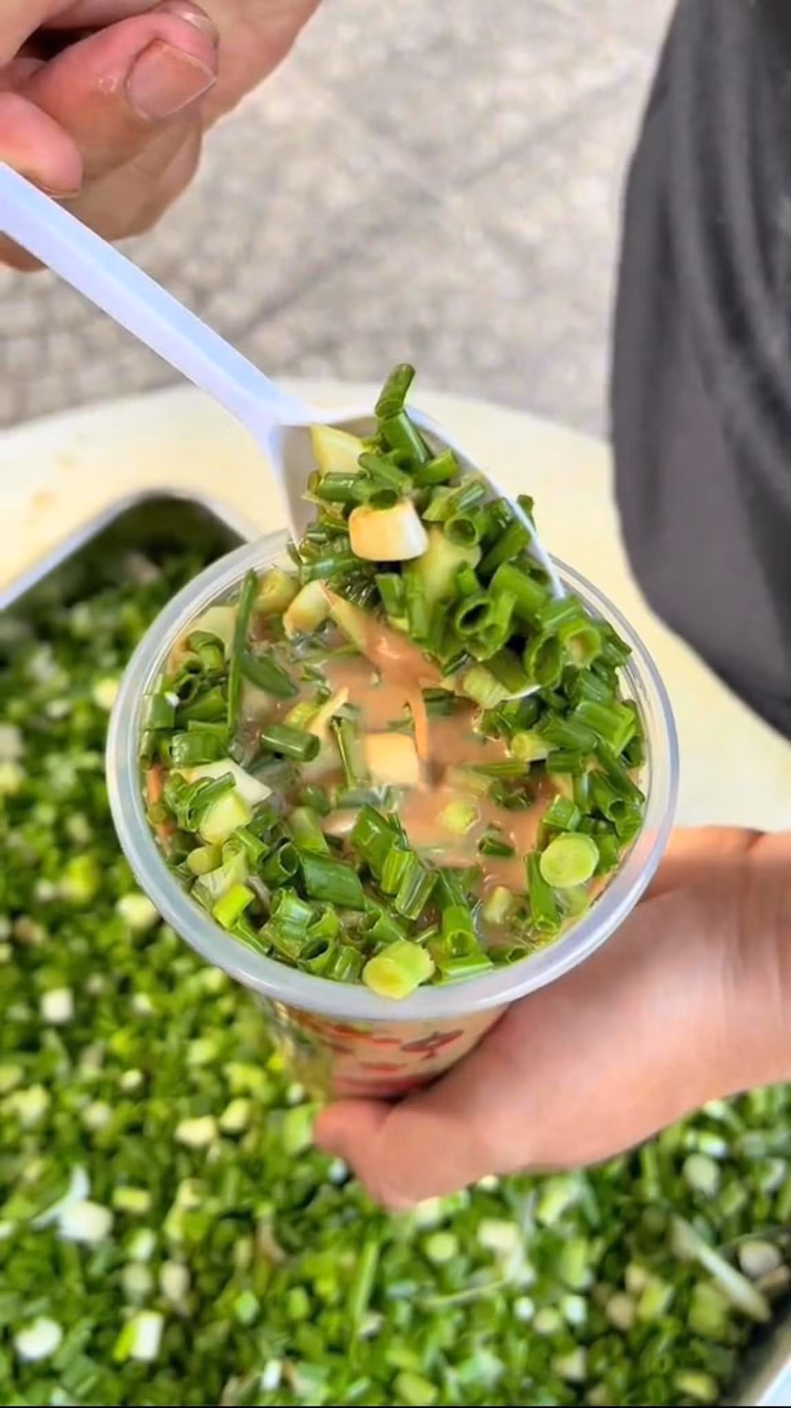 Thay vì topping là các loại trân châu hay hoa quả như trà sữa thông thường, loại trà sữa này có topping là hành lá được cắt khúc ngắn.