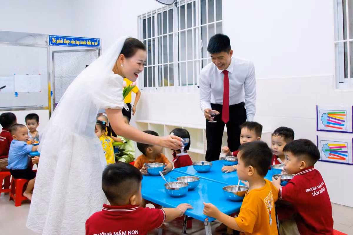 Màn đi chúc rượu của cặp đôi đến từng mâm của các thiên thần nhí.