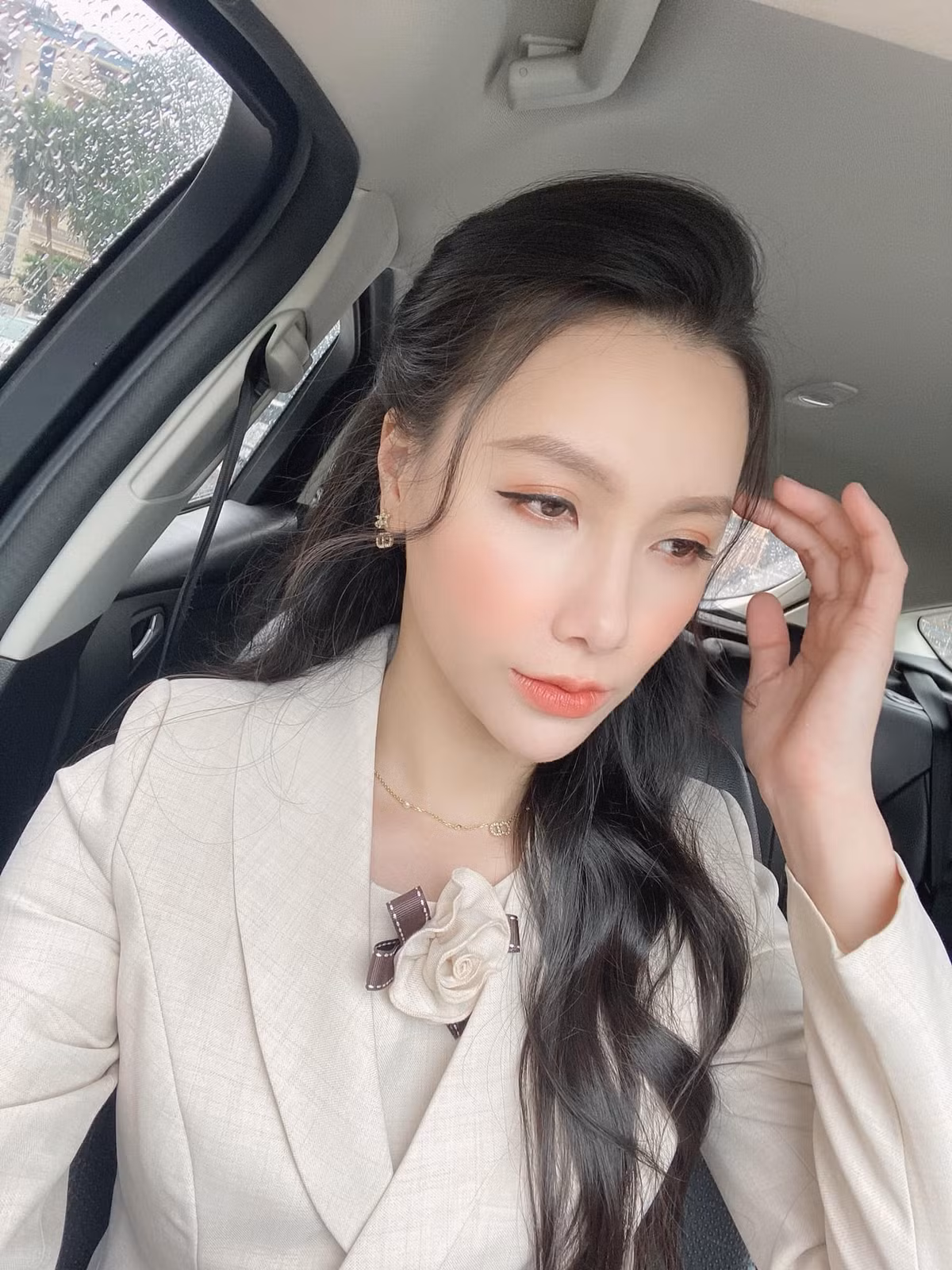 Minh Hà (sinh năm 1987) làm một nữ MC VTV có tiếng là sở hữu nhan sắc xinh đẹp, thần thái siêu sang chảnh khó ai bì kịp.