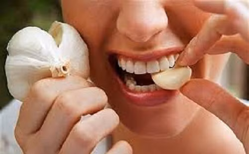 Mẹ chồng thái quá, bắt cả nhà ăn uống đủ thứ để diệt virus corona Me chong thai qua, bat ca nha an uong du thu de diet virus corona