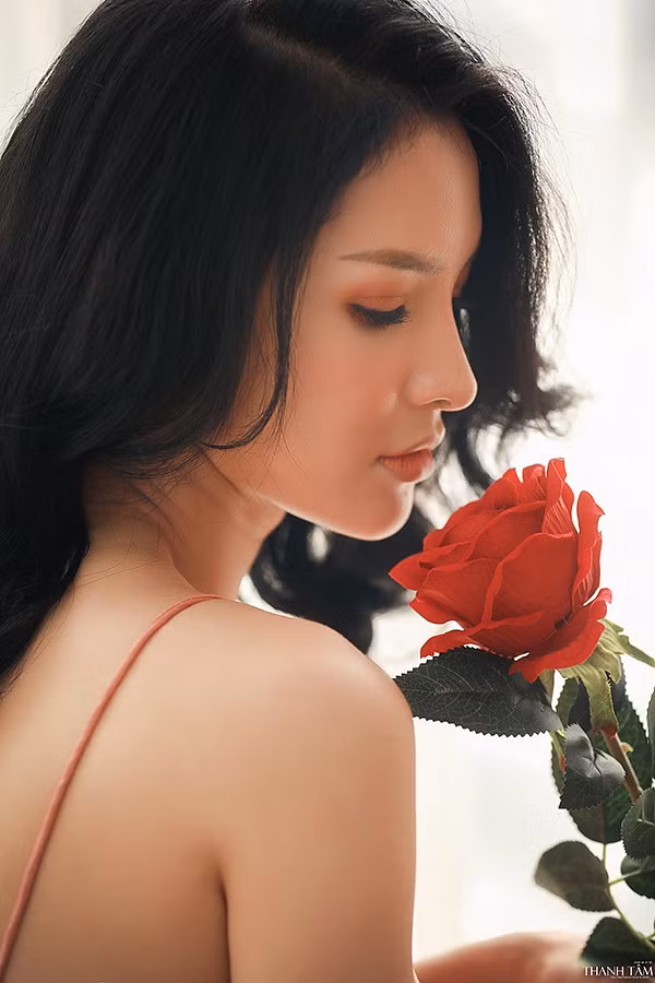 Sau khi làm răng và nâng ngực tại Việt Nam, chị Hạnh quyết định cân đối tài chính, lên đường sang Hàn Quốc "lột xác". Đến hiện tại, bà mẹ can đảm này rất hài lòng và tự tin hơn hẳn với ngoại hình của mình.