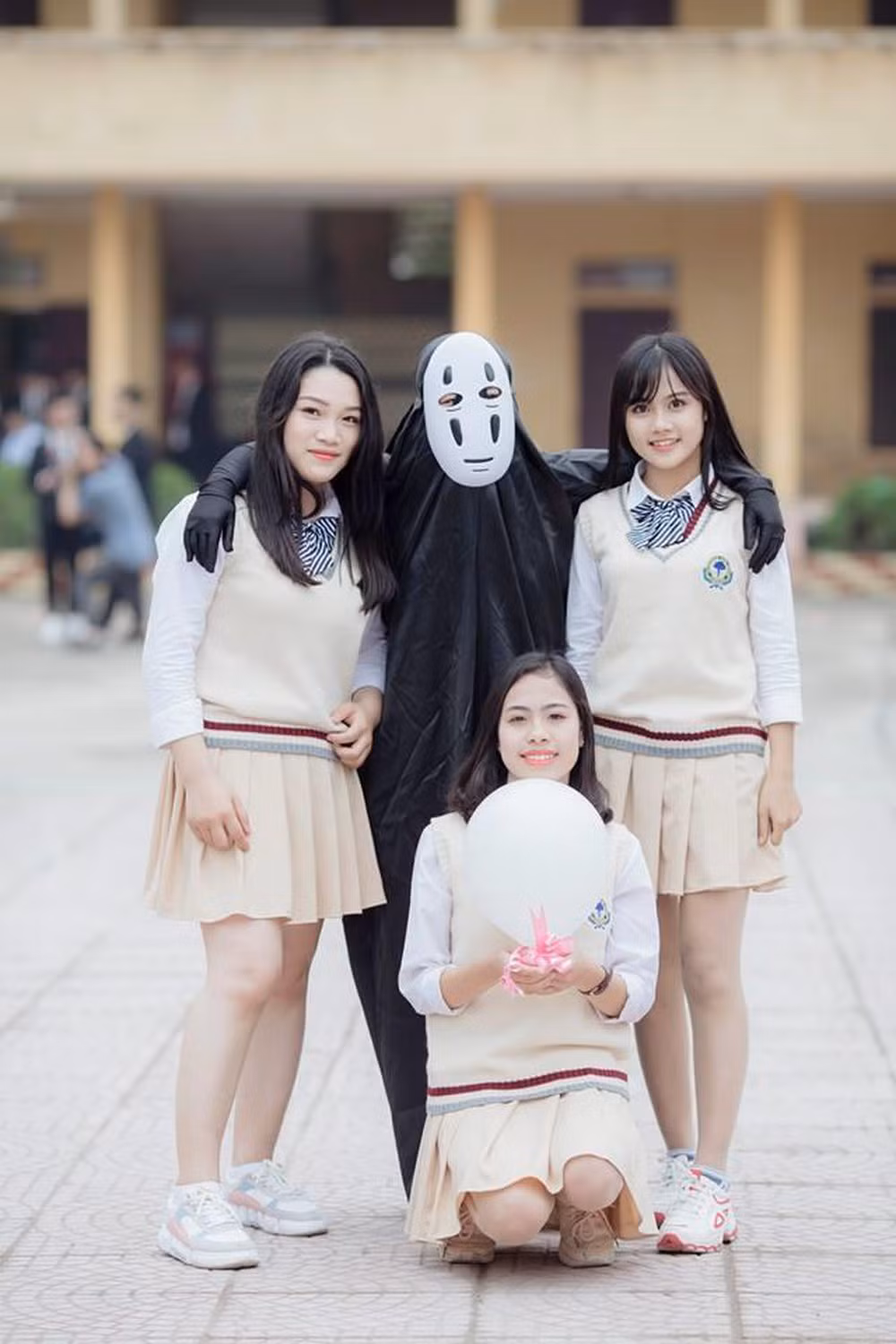 Thậm chí còn có nữ sinh mặc luôn đồ Vô Diện để chụp ảnh cùng hội bạn.