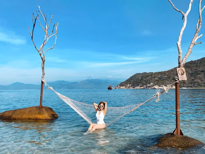 Khi tên tuổi đang được chú ý, cô gặp một biến cố khá lớn và phải tạm dừng sự nghiệp trong một thời gian dài. Cũng từ đó mà hot girl này rút khỏi mọi hoạt động showbiz và trở về ở ẩn, làm công việc mình yêu thích bấy lâu nay.