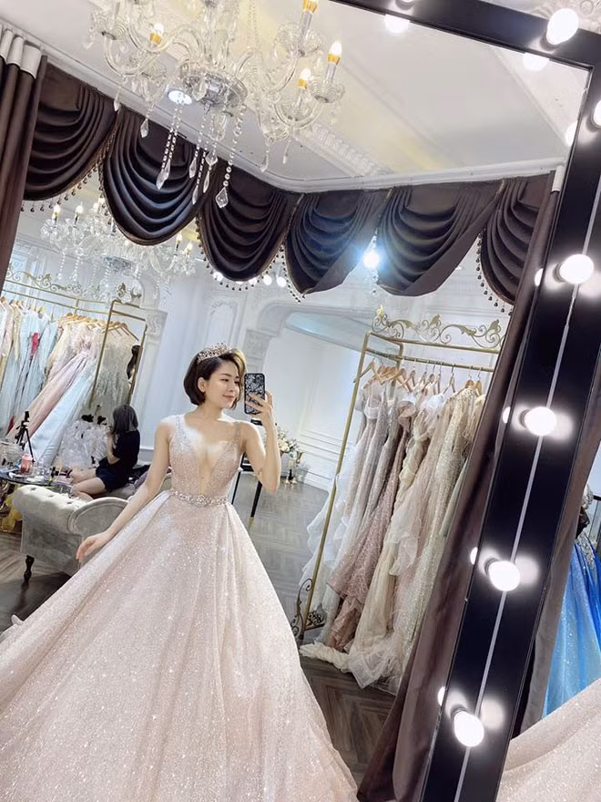 Chưa kể, cách đây không lâu Trâm Anh còn bất ngờ chia sẻ loạt ảnh diện váy cưới xinh đẹp và gợi cảm trên Facebook cá nhân, đồng thời úp mở việc đã tìm được mảnh ghép phù hợp và sắp sửa lên xe hoa.