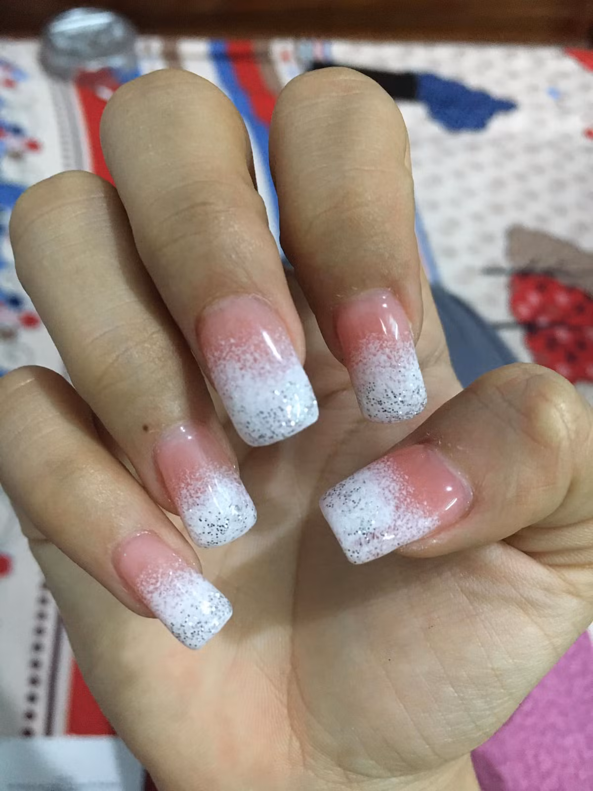 Mới đây, trên diễn đàn "Không sợ chó" chia sẻ bài viết của một cô gái hí hửng đi làm nail đón Tết và nhận cái kết khiến ai nhìn cũng hết hồn thu hút sự quan tâm của cộng đồng mạng. Nhìn vào trong hình ai cũng ngỡ, bộ móng tay bị trẻ con nghịch bút xoá lên chứ chẳng ai nghĩ đây là sản phẩm của thợ móng chuyên nghiệp.
