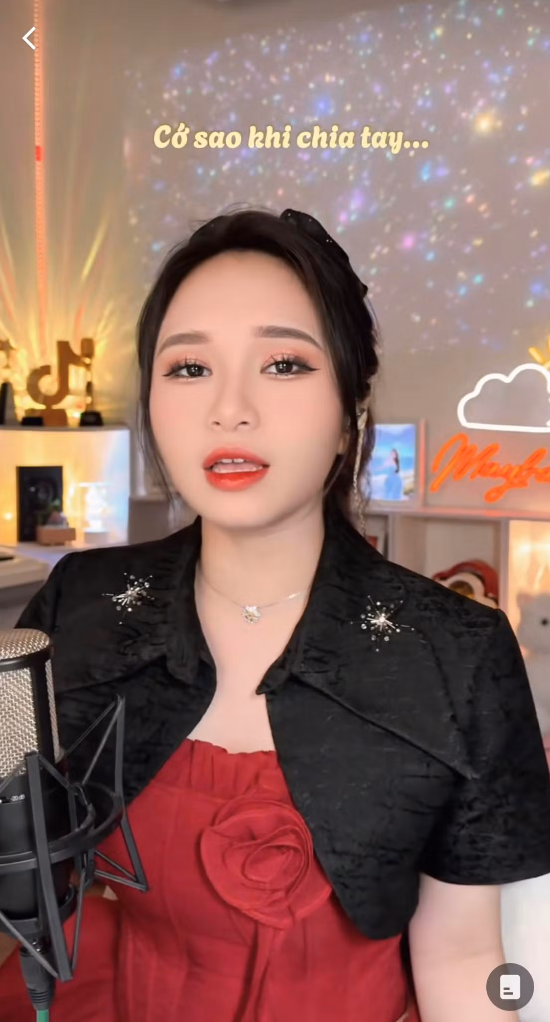 Tuy nhiên vào năm ngoái, TikToker Mây Bae bất ngờ bị tố là tiểu tam, yêu người đàn ông đã có vợ và 4 con. Sau biến cố này, cô đành phải lên trạng thái trần tình, đồng thời tạm dừng lại hoạt động ca hát cover trên Tiktok cá nhân.