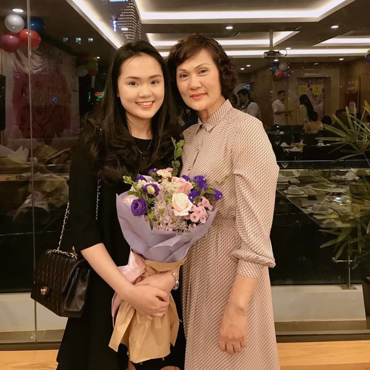Mẹ cũng chính là người tặng Quỳnh Anh chiếc dây chuyền đính 286 viên kim cương trị giá gần 800 triệu đồng với mong muốn con gái cưng sẽ toả sáng trong ngày quan trọng nhất cuộc đời.