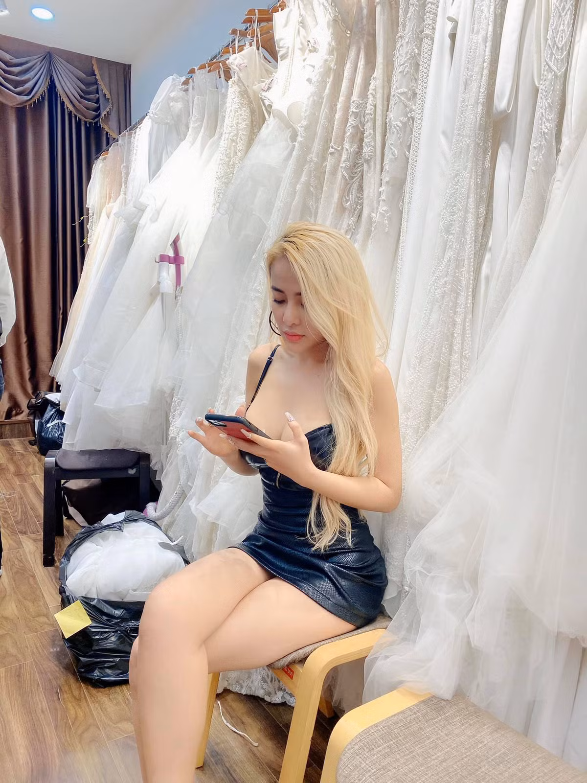 Ngay lập tức, hot girl tai tiếng đã đăng ảnh đính chính. Cô cho biết: "Hôm qua đăng ảnh mặc váy cưới mọi người khen quá trời nhưng mà Ngân chưa muốn lấy chồng". Những bức hình mặc váy cưới được chụp trước đó chỉ là hậu trường cho bộ ảnh sắp được tung ra mà thôi.