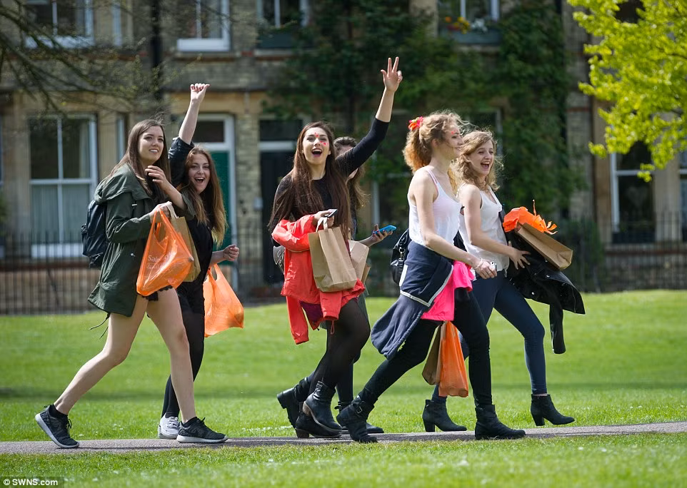 Vừa qua, hơn 2000 sinh viên Cambridge đã cùng tụ tập tại công viên để tận hưởng những giây phút ăn chơi đúng nghĩa.
