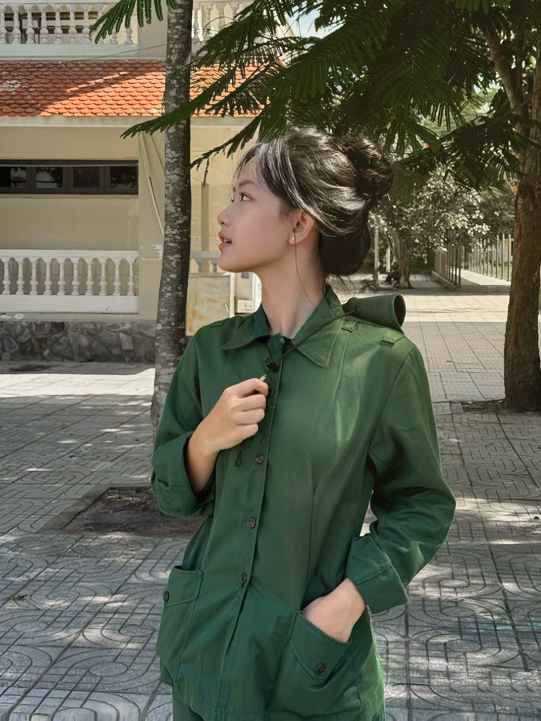 Góc nghiêng của "cô bộ đội" cũng rất xinh đẹp.