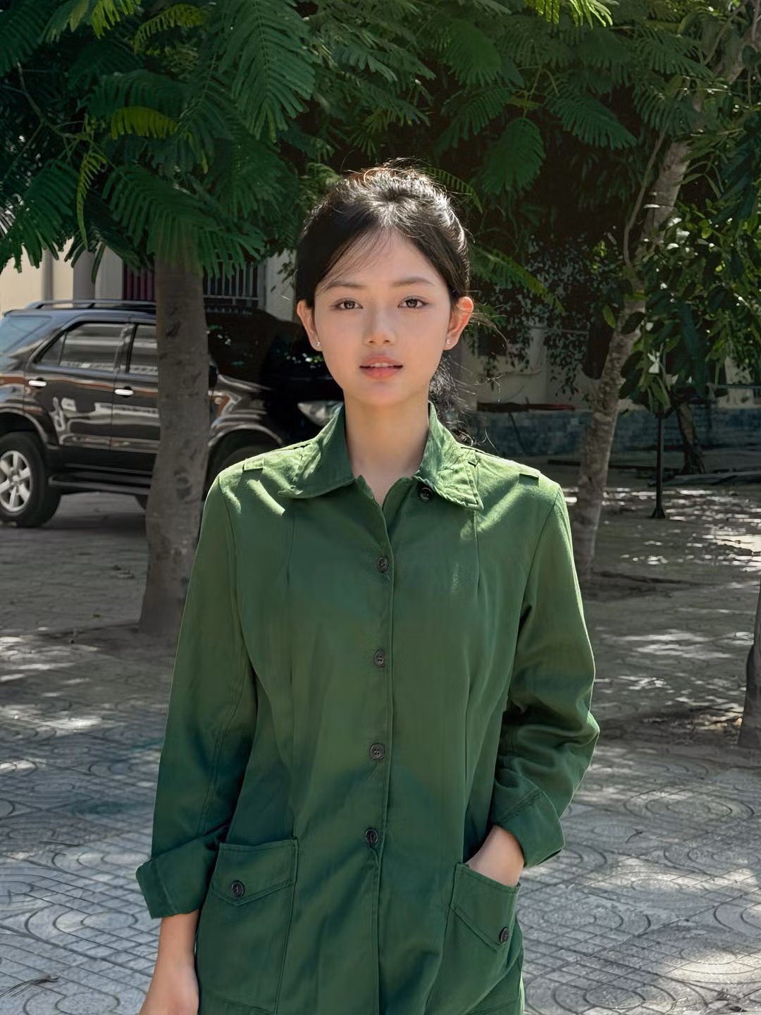 Hình ảnh một cô bạn sinh viên xinh xắn trong màu áo học quân sự được chia sẻ trên nhiều diễn đàn đã khiến nhiều người xao xuyến.