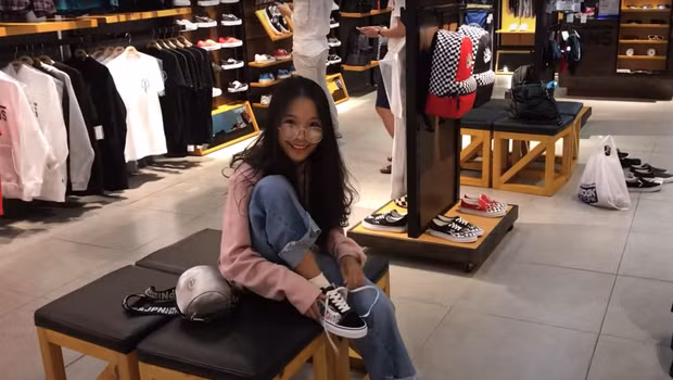 Trong cộng đồng mạng YouTube còn có một cô bạn tên Nguyễn Việt Thiên Thư đã sở hữu hẳn một kênh riêng ngay từ khi còn là một học sinh cấp 1 khiến nhiều người khâm phục.