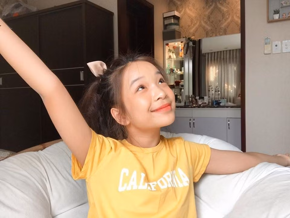Trên kênh, nữ Youtuber đăng tải những vlog thể hiện mình là một "dân chơi" chính hiệu khi tự gọi tài xế công nghệ đưa đi học, ăn sáng ở quán nổi tiếng, tan học có thể đến trung tâm thương mại giải trí và mua sắm thời trang ở các thương hiệu nổi tiếng,...