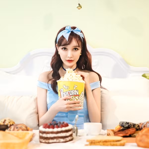 Năm hot girl này 14 tuổi, mẹ ép cô phải lên bàn phẫu thuật, tân trang nhan sắc lần đầu tiên. Tính đến tới điểm hiện tại, cô đã đầu tư 4 triệu NDT (khoảng 12 tỷ đồng) để thay đổi diện mạo.