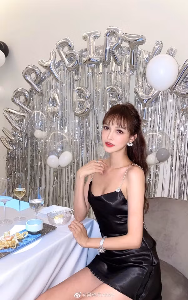 Ngô Hiểu Thần, hot girl Trung Quốc từng đoạt giải á quân trong một cuộc thi người mẫu cách đây 4 năm vốn là một cái tên cực hot trên mạng xã hội ở đất nước triệu dân.