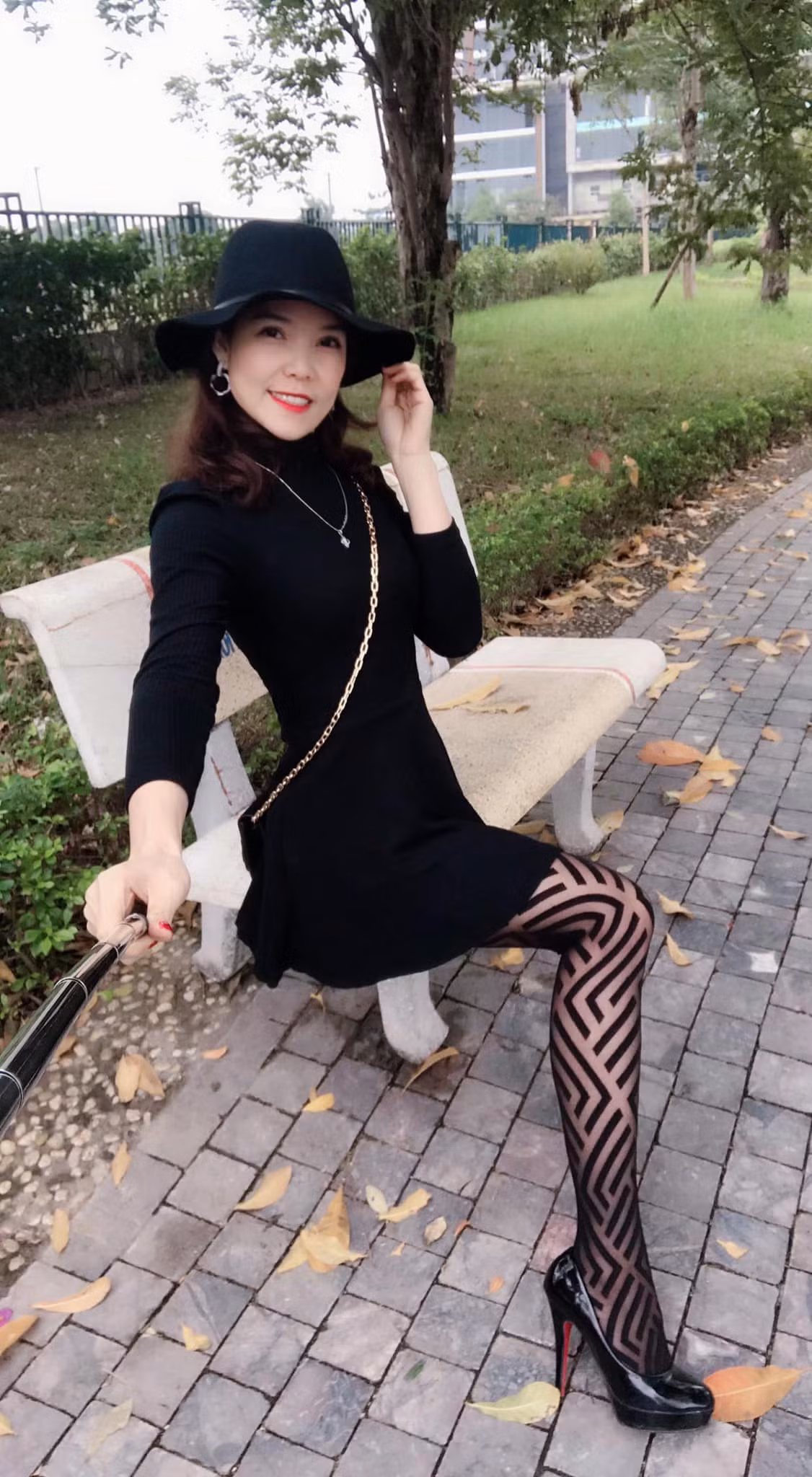 Hiện, cô nàng đang kinh doanh online và tự chụp hình quảng cáo sản phẩm trên mạng xã hội. Trên trang cá nhân, Băng cũng thường xuyên khoe ảnh đi chơi. Dù nhiều người nhíu mày khi cụt chân mà đi giày cao góp nhưng cô không hề để ý mà tự tin theo đuổi sở thích của bản thân.