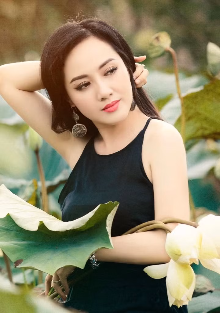 Nhiều khán giả nhận xét, nhan sắc của Nguyễn Hoài Anh ngày càng nổi bật không kém gì các ngôi sao showbiz. Ở tuổi 43, cô vẫn trẻ trung, xinh đẹp và có cuộc sống viên mãn bên chồng con.