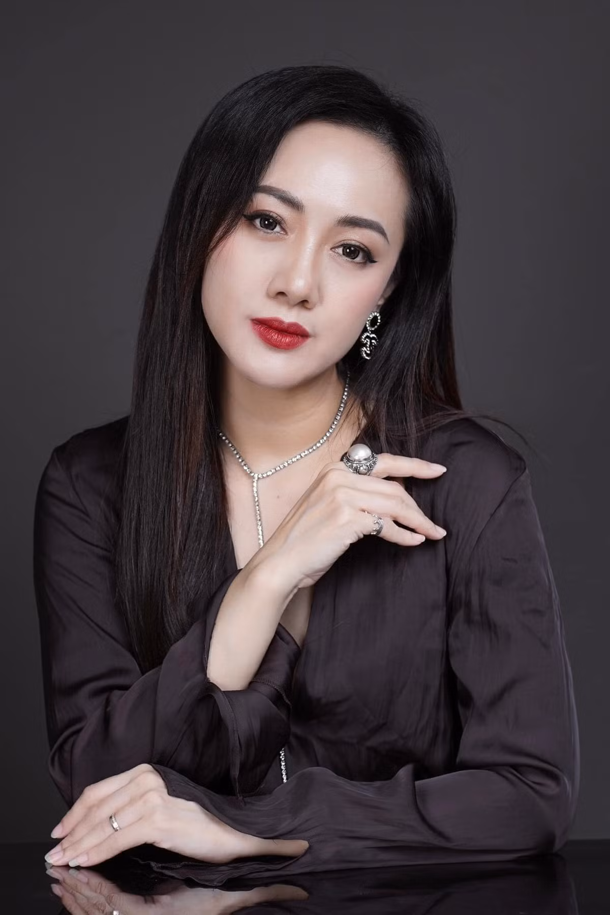 Ngoài đời, cô nhiều lần khiến khán giả trầm trồ vì vẻ đẹp kiêu kỳ, sang trọng.