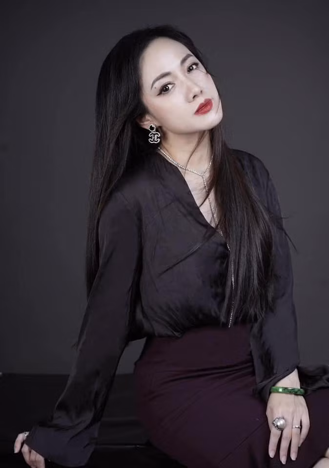 Cô mang vẻ đẹp sắc sảo, hút hồn.