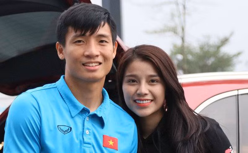 Nguyễn Khánh Linh sinh năm 1997 và kém Bùi Tiến Dũng 2 tuổi. Cô nàng quê ở Bắc Ninh và từng là du học sinh tại Singapore. Sau quá trình học tập ở nước ngoài, Khánh Linh về nước để cùng quản lý cơ ngơi của gia đình. Nhà của Khánh Linh kinh doanh khách sạn và quán karaoke, thuộc hạng khá giả tại Bắc Ninh. Chính vì vậy có thể nói vợ của trung vệ thuộc biên chế CLB Viettel là tiểu thư "cành vàng lá ngọc".