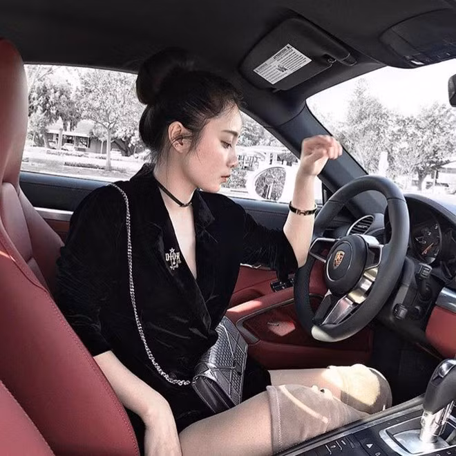 Chia sẻ về việc sở hữu loạt xe sang và sở thích mua sắm, Cẩm Tú cho biết toàn bộ đều là thành quả của việc cố gắng lao động chứ cô không hề ăn bám gia đình. Cô nàng này tốt nghiệp ngành Đạo diễn truyền hình, Đại học Sân khấu Điện ảnh Hà Nội, sau đó sang Mỹ du học thạc sĩ và làm việc luôn tại xứ cờ hoa.