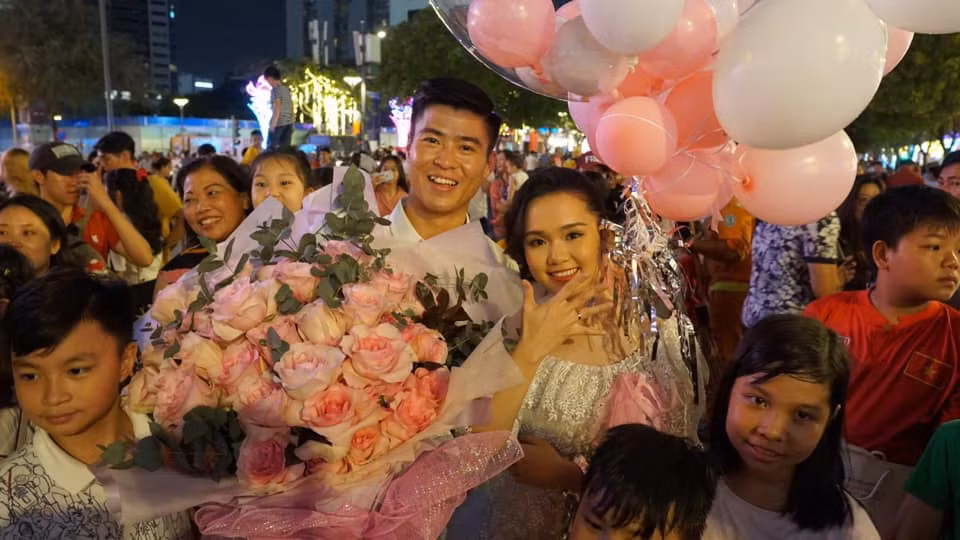 Ngày 1/1, Duy Mạnh cầu hôn bạn gái thành công ở phố đi bộ Nguyễn Huệ, TP HCM. Nam cầu thủ cho biết lý do lựa chọn địa điểm này là do ấn tượng với hình ảnh người dân tập trung xem và cổ vũ cho đội tuyển Việt Nam tại đây.