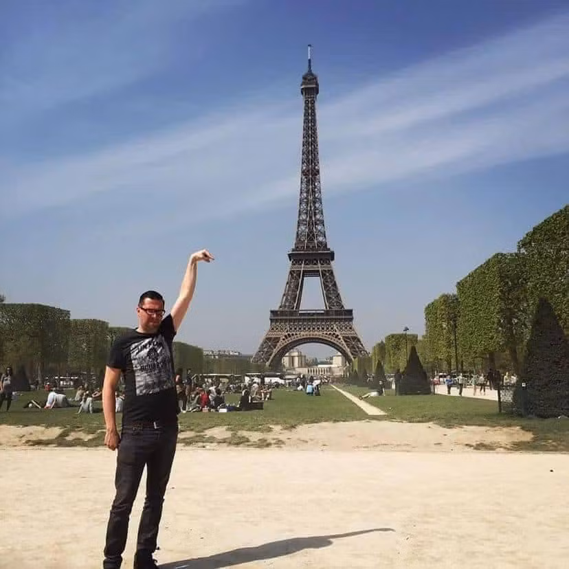 Một anh chàng đã có tấm ảnh check-in với tháp Eiffel trong chuyến du lịch của mình. Thế nhưng anh chưa thực sự ưng ý với tấm ảnh đó. Có vẻ như người chụp đã không hiểu ý đồ của anh chàng muốn căn góc sao cho ngón tay mình chạm đỉnh tháp. Vậy nên anh đã đăng tấm ảnh này lên 1 diễn đàn về ảnh và nhờ mọi người photoshop hộ.