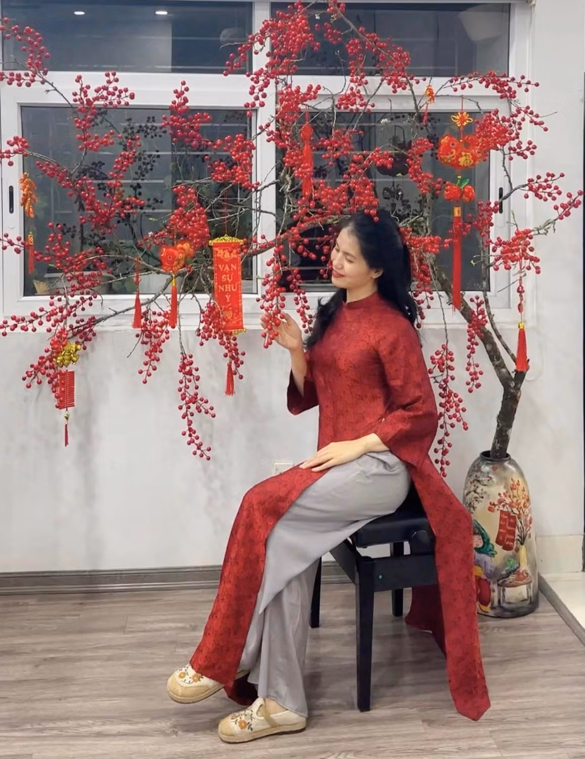 Điểm thu hút ở những video của Hà Lê không chỉ là thành phẩm là một lọ hoa rất xinh, mà còn là chất giọng truyền cảm, ấm áp của chị.