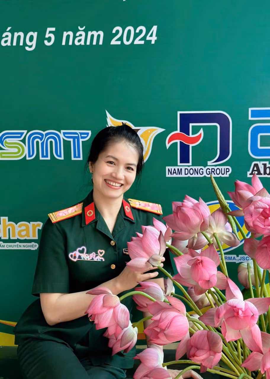 Nổi lên với những video hướng dẫn cắm hoa cực khéo tay trên Tiktok, mới đây Hà Lê khiến nhiều người bất ngờ khi tiết lộ mình là một nữ quân y, hiện cô làm công việc điều dưỡng tại bệnh viện quân y 354.