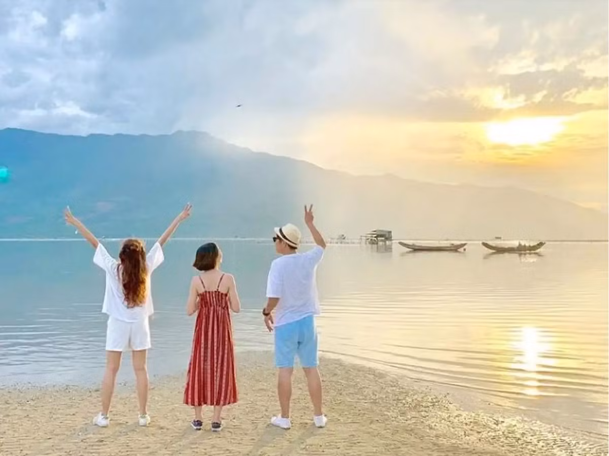Đầm Lập An cũng là một trong những địa điểm được các bạn trẻ yêu thích lựa chọn để check in. Ảnh: @ng.hongthom