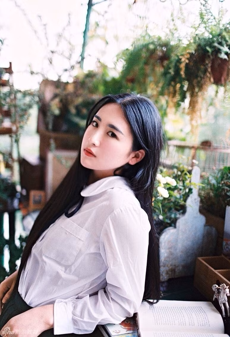 Nhờ lợi thế ngoại hình, Khả Nhạc cũng là một trong những hot girl của ngôi trường mình đang theo học, được chú ý ngay từ khi còn đang rèn luyện trong trường.
