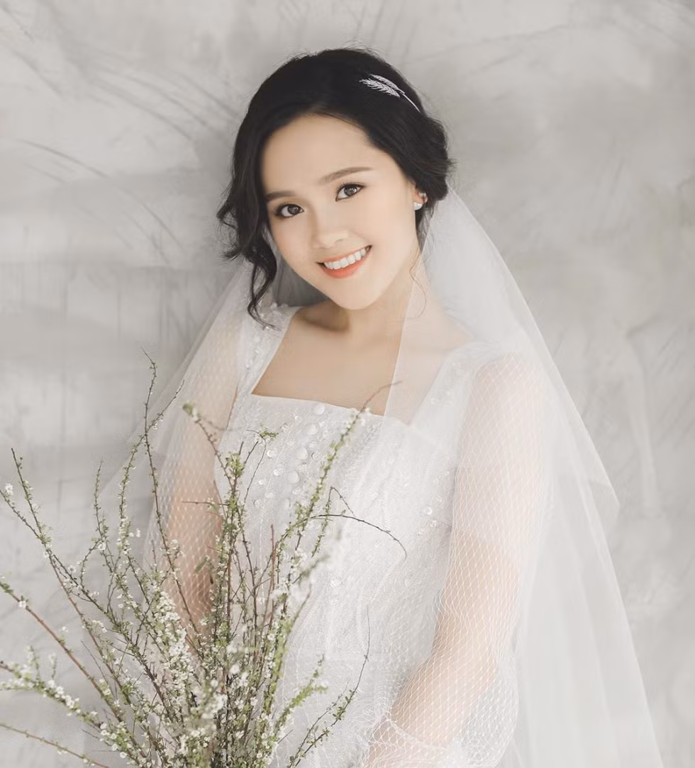 Trước đó, Quỳnh Anh được khen ngợi là có nhan sắc vô cùng xinh đẹp, trong sáng khi thực hiện bộ ảnh cưới. Thế mà chẳng hiểu sao đến ngày trọng đại, từ đầu tóc, trang phục đến make up lại đều thảm hoạ đến vậy. Trông cô chìm nghỉm khi đứng cạnh chú rể Duy Mạnh điển trai.