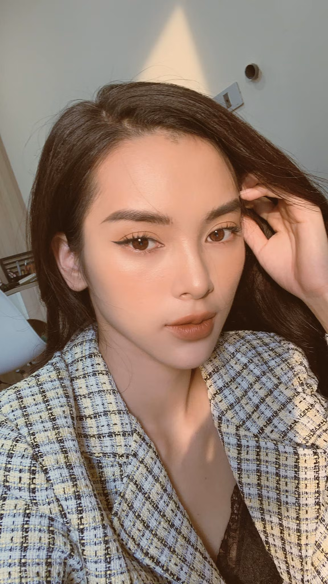 Cô nàng hot girl có cuộc hôn nhân khá sóng gió. 18 tuổi đã kết hôn và sau 2 năm chung sống ngắn ngủi thì ly dị chồng, một mình nuôi con đến tận bây giờ. Thế nhưng Quỳnh Lương chia sẻ cô không hề hối hận vì tổ chức đám cưới vào thời điểm đó, với người đó.