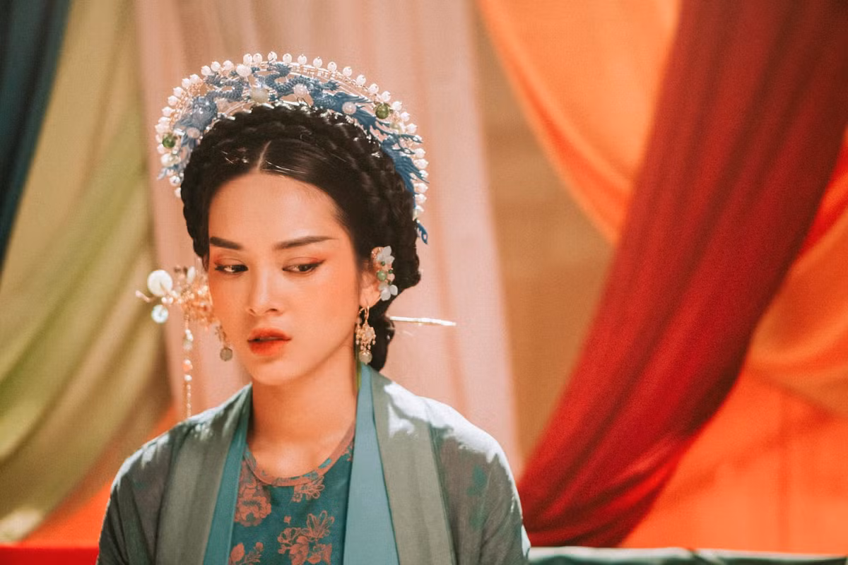 Nữ chính MV "Tự tâm" vốn là mẫu lookbook khá quen mặt và được các thương hiệu thời trang tại Hà Nội. Hot girl MV được đánh giá là có thần thái tốt, gương mặt đẹp không góc chết và cách làm việc chuyên nghiệp. Quỳnh Lương cho biết nhan sắc của cô là hoàn toàn tự nhiên, chưa hề qua dao kéo.