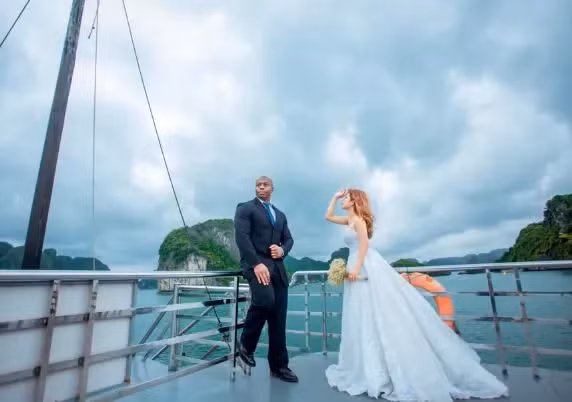 Ngoài thời gian đi làm, co nàng hay tới phố Tây Bùi Viện chơi. Nói chuyện nhiều với khách du lịch để nâng cao vốn tiếng Anh của mình.