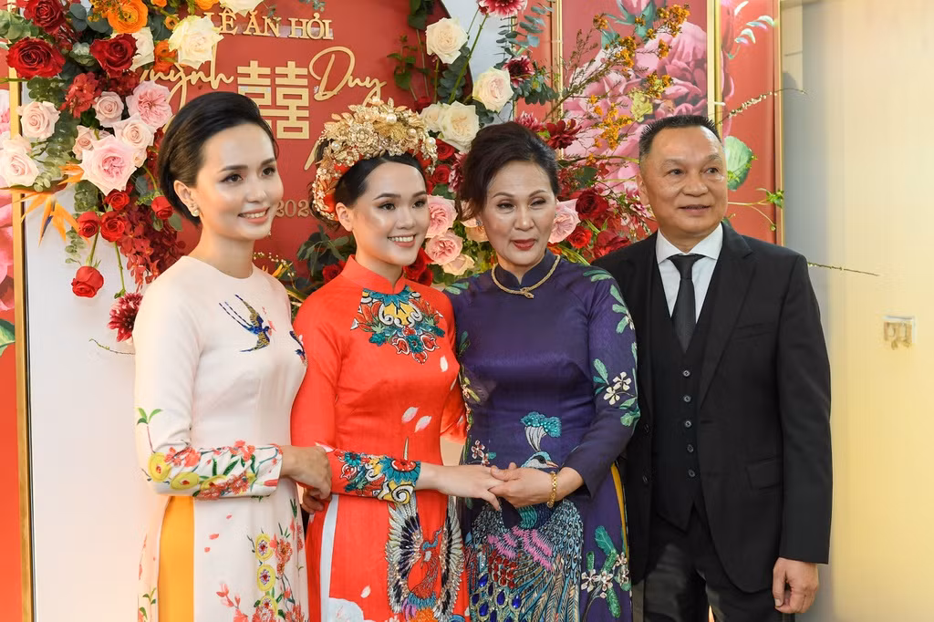 Trong khi đó, Huyền Mi, vợ cầu thủ Văn Quyết được đánh giá là quá xinh đẹp trong chiếc áo dài màu hồng. Cô đã cùng em gái chuẩn bị rất nhiều ngày trước khi lễ ăn hỏi diễn ra.