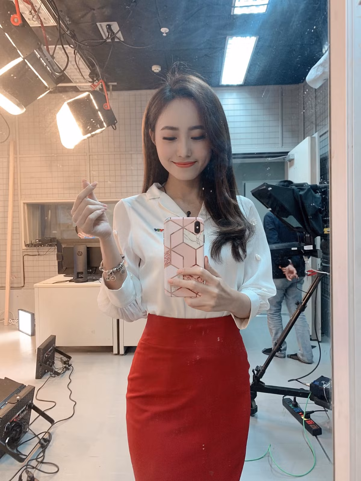 Giống như nhiều nữ MC VTV khác, Xuân Anh sở hữu nhan sắc xinh đẹp với ngũ quan hài hòa, mái tóc xoăn dài và cách ăn mặc kín đáo, nữ tính. Cô nàng từng chia sẻ rất ngưỡng mộ những đồng nghiệp có phong cách sexy nhưng bản thân lại không phù hợp với lối ăn mặc đó.