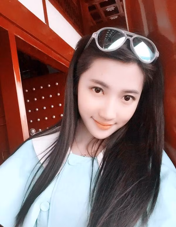 Tuy chuyên ngành là kỹ thuật khô khan nhưng Dương Nhã Văn lại đặc biệt có năng khiếu ca hát, nhảy múa, thậm chí cả hội họa và diễn xuất, dẫn chương trình.