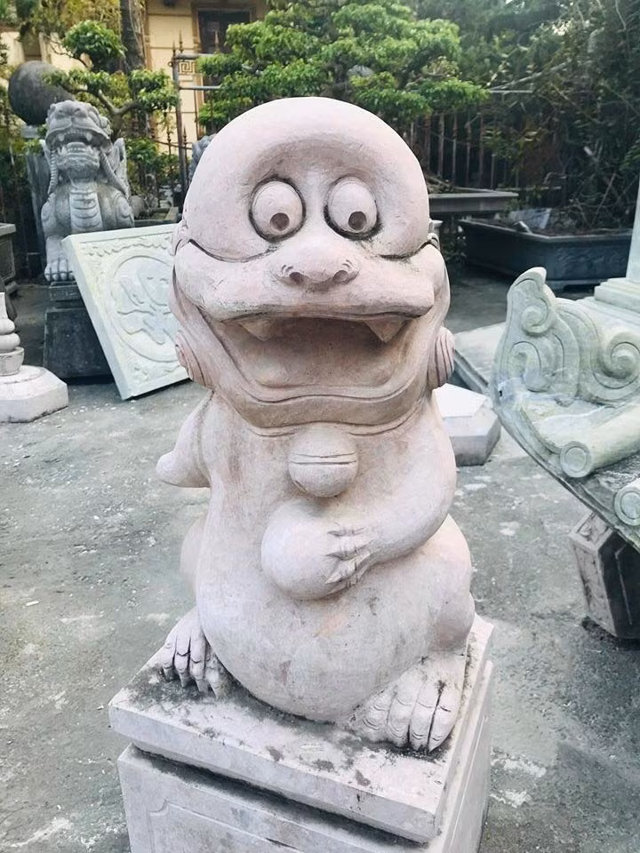 Dân mạng cho rằng đây là bức tượng kỳ lân lai với Doremon vì nó liên tục nở nụ cười tươi rói. Hình ảnh trên được đăng tải đã trở thành dịp để cư dân mạng cười đùa về những bức tượng phiên bản lỗi như vậy.