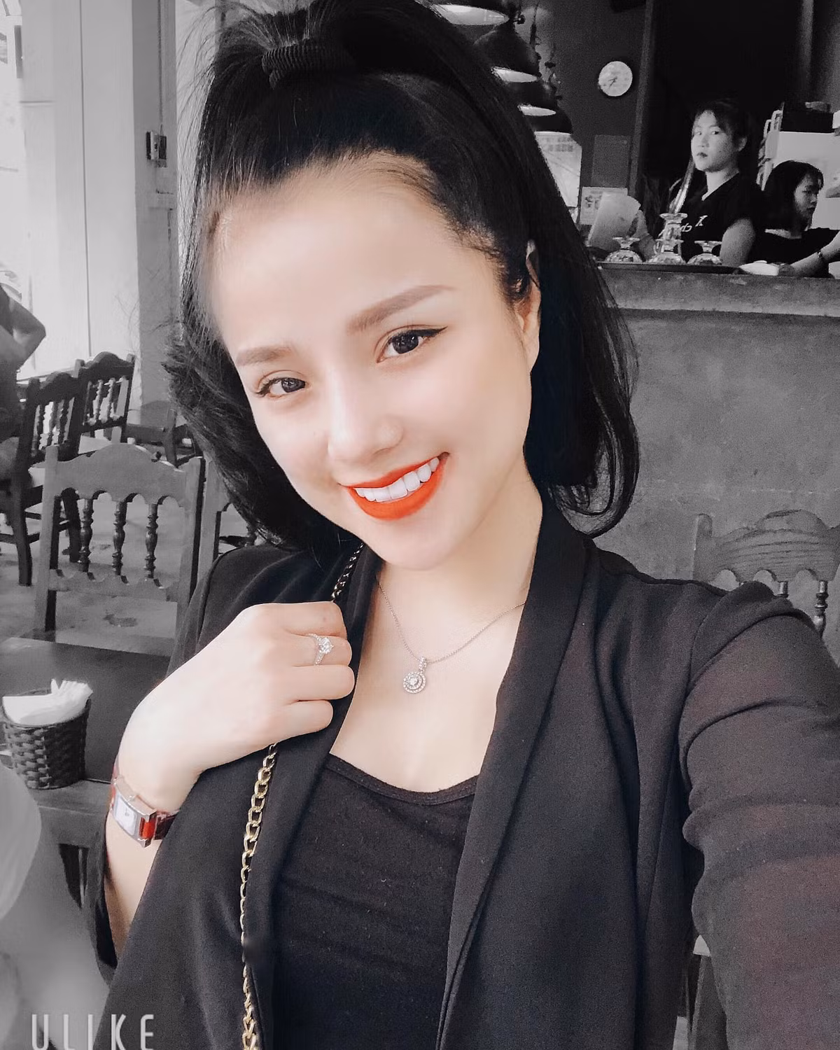 Thương Võ là hot girl có tiếng trên mạng xã hội nhờ nhan sắc xinh đẹp và giọng ca ngọt ngào. Cô từng học Đại học Văn hoá Nghệ thuật quân đội và được biết đến nhờ những clip cover đăng tải trên Facebook cá nhân.