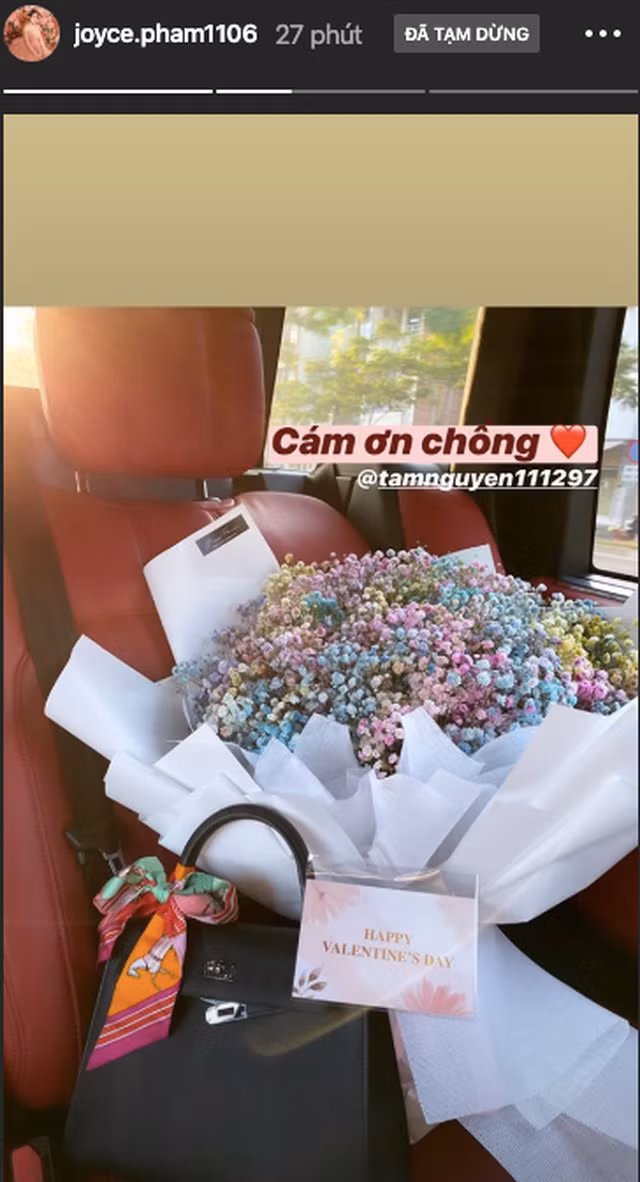Trong khi đó, món quà mà Joyce Phạm được chồng tặng lại là nước hoa và một bó hoa "siêu to khổng lồ".