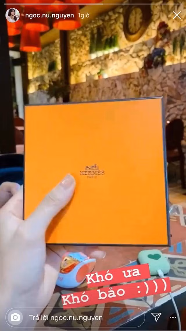 Sau khi chia tay Phan Văn Đức, Ngọc Nữ từng hé lộ hình ảnh người yêu giàu có. Valentine năm nay cô được tặng món quà đến từ thương hiệu sang chảnh Hermes.