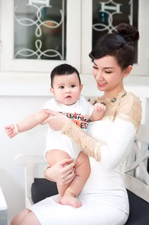 Quỳnh Chi từng được biết đến là hot girl có tiếng Sài Thành. Năm tuổi 22, cô lên xe hoa về nhà đại gia của ngành Thủy sản. Đám cưới hoành tráng hồi năm 2012 của cô từng gây xôn xao dư luận.